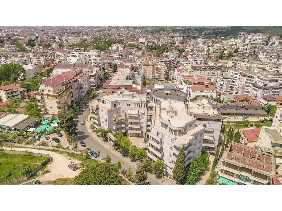 Tirane, shitet apartament 3+1 Kati 2, 126 m² 175.000 € (Fresk)