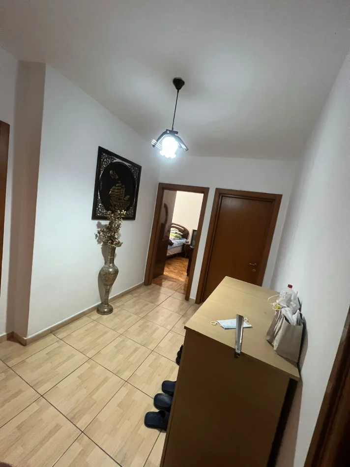 Tirane, shitet apartament 3+1 Kati 3, 85 m² 175.000 € (Rruga Karl Gega)