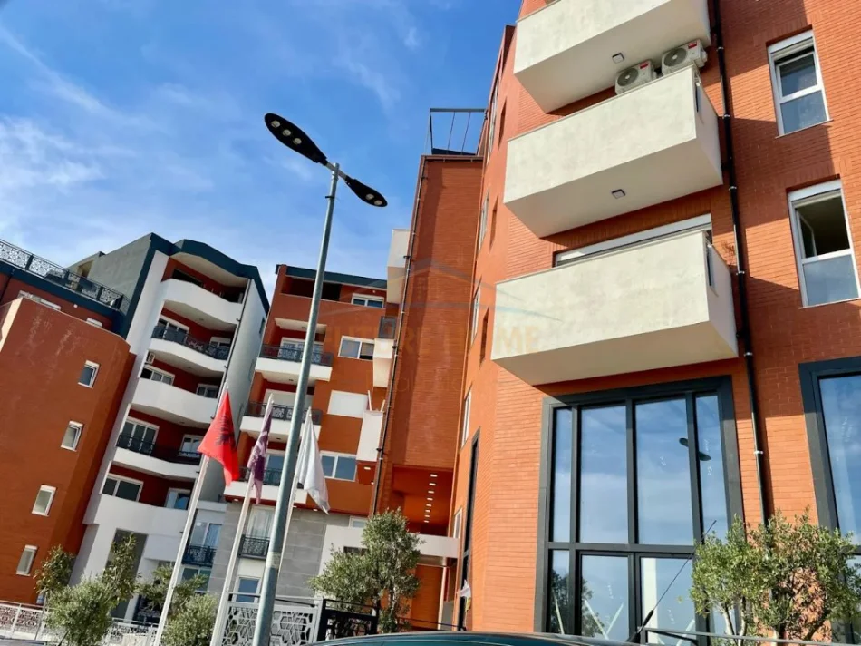 Tirane, shitet apartament Dublex Kati 0, 194 m² 190.000 € (Fresk)