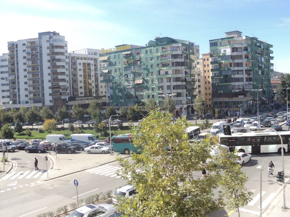 Tirane, shitet apartament Kati 4, 65 m² (PALLATI ME SHIGJETA)