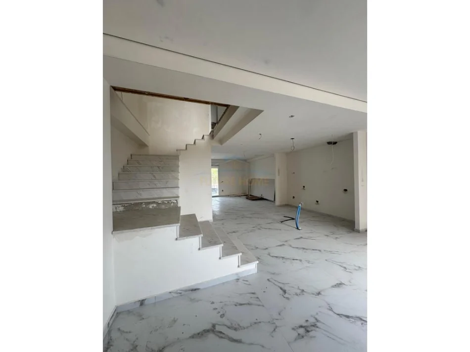 Tirane, shitet apartament duplex Dublex Kati 0, 194 m² 190.000 € (Fresk)