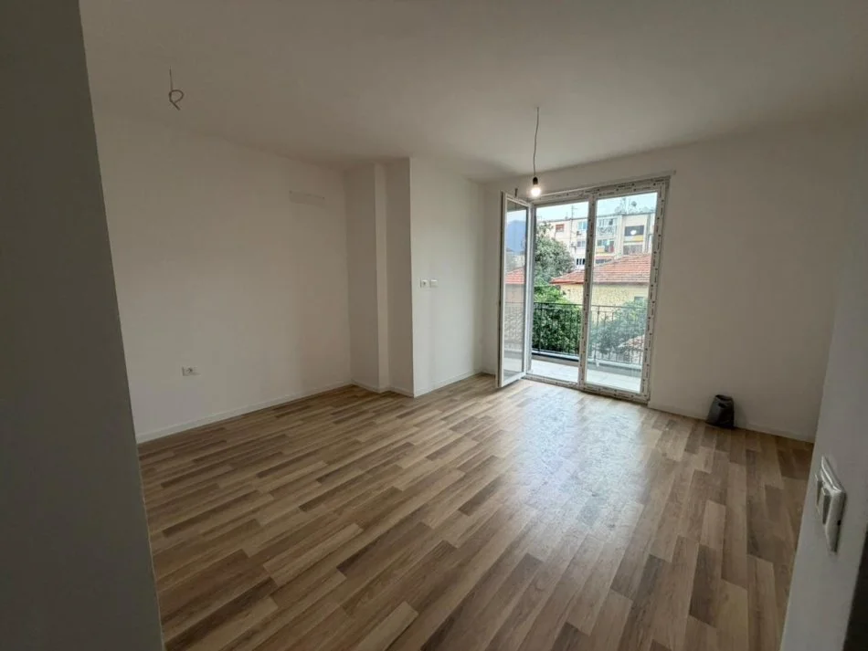 Tirane, shitet garsonier 1+1+Ballkon Kati 1, 44 m² 95.000 € (Rruga Ali Demi)
