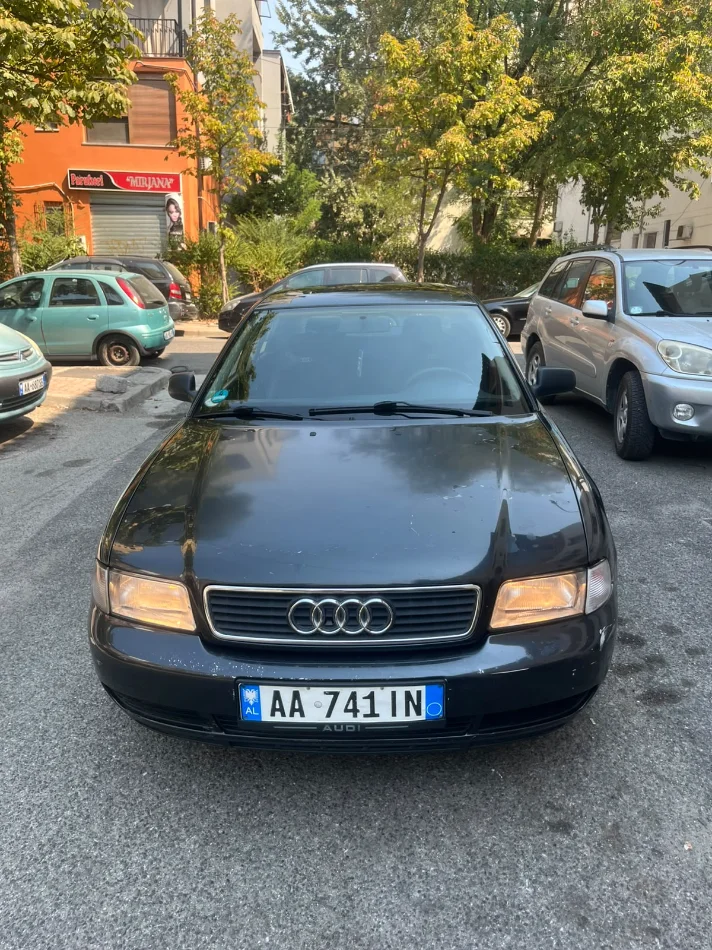 Tirane, shitet makine AUDI A4 Benzin, e zeze manuale Kondicioner 250.000 km 2.000 €