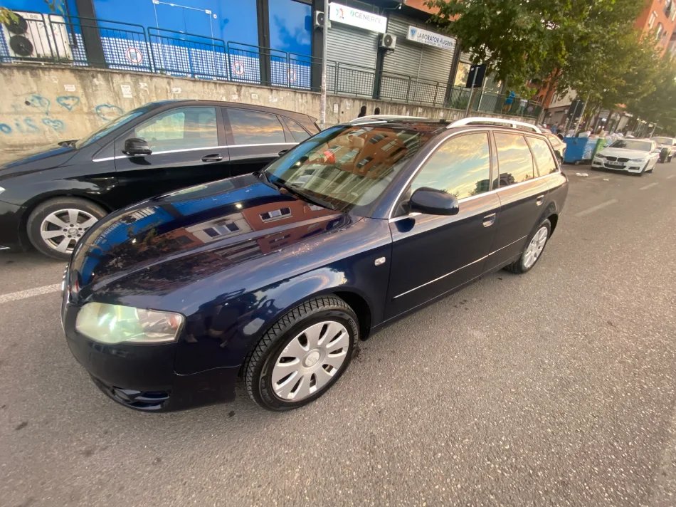 Tirane, shitet makine Audi A4 me portobagazh Nafte, blu e errët automatik Kondicioner 284.000 km 3.300 €