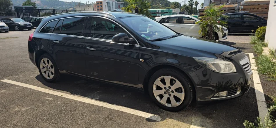 Tirane, shitet makine Opel Insigne Nafte, e zeze automatik Klima 294.000 km 350.000 €