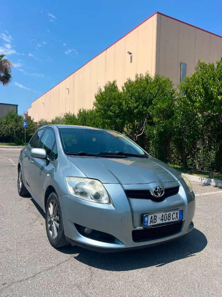 Tirane, shitet makine Toyota Auris Benzin+Gaz, gri metalizato automatik 245.000 km 5.200 €