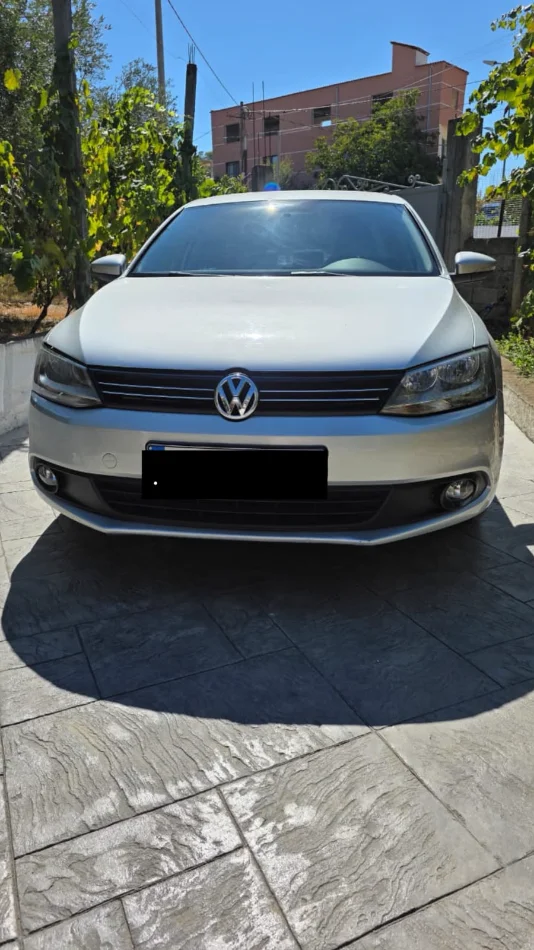 Tirane, shitet makine Volkswagen jetta Nafte, gri e erret automatik Kondicioner 180.000 km 6.200 €