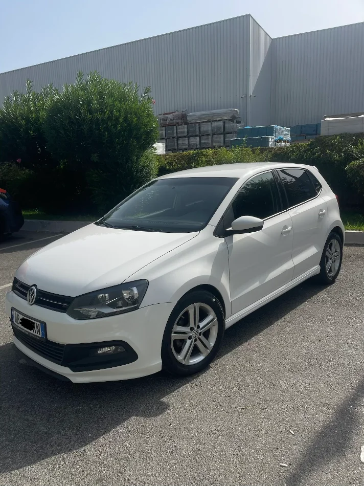Tirane, shitet makine Volswagen Polo R-line Nafte, e bardhë automatik 135.000 km 6.900 €