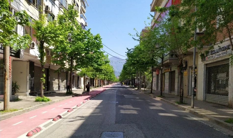 Tirane, shitet shtepi private buze rruge(Hoxha Tasim)