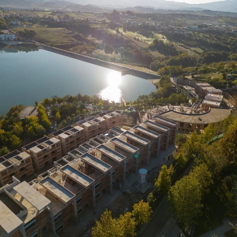 Triplex (me pishine) ne shitje tek Swan Lake Residence, Buze Liqenit te Farkes