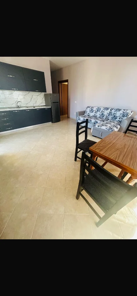 Vlore, jepet me qera apartament 2+1+Ballkon Kati 5, 100 m² 50 milek nata Rruga kosova)