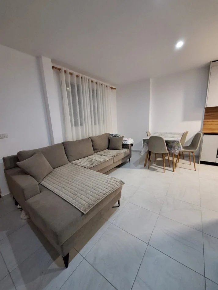 Vlore, jepet me qera apartament duplex 2+1 Kati 0, 78 m² 400 € (Rruga e Cipajve, Vlore)