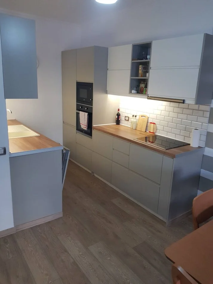 Vlore jepet me qera nga Pronari, pa-komision apartament 1+1+Ballkon 75mq Kati 5, 650 € (lungomare).