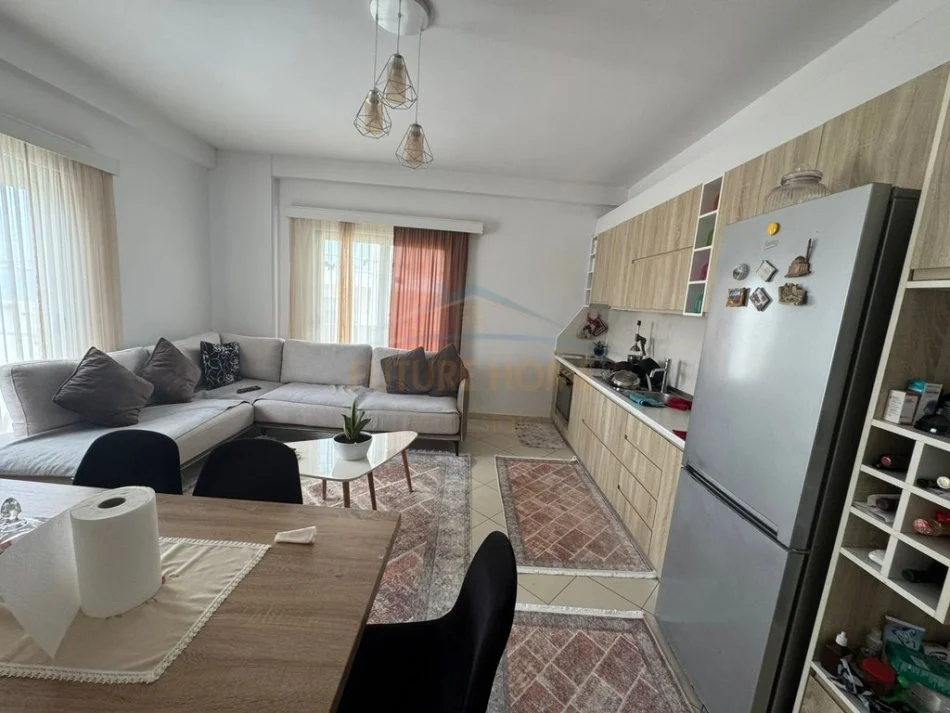 Vlore, shitet apartament 1+1 Kati 8, 61 m² 250.000 € (Rruga Petro Marko)
