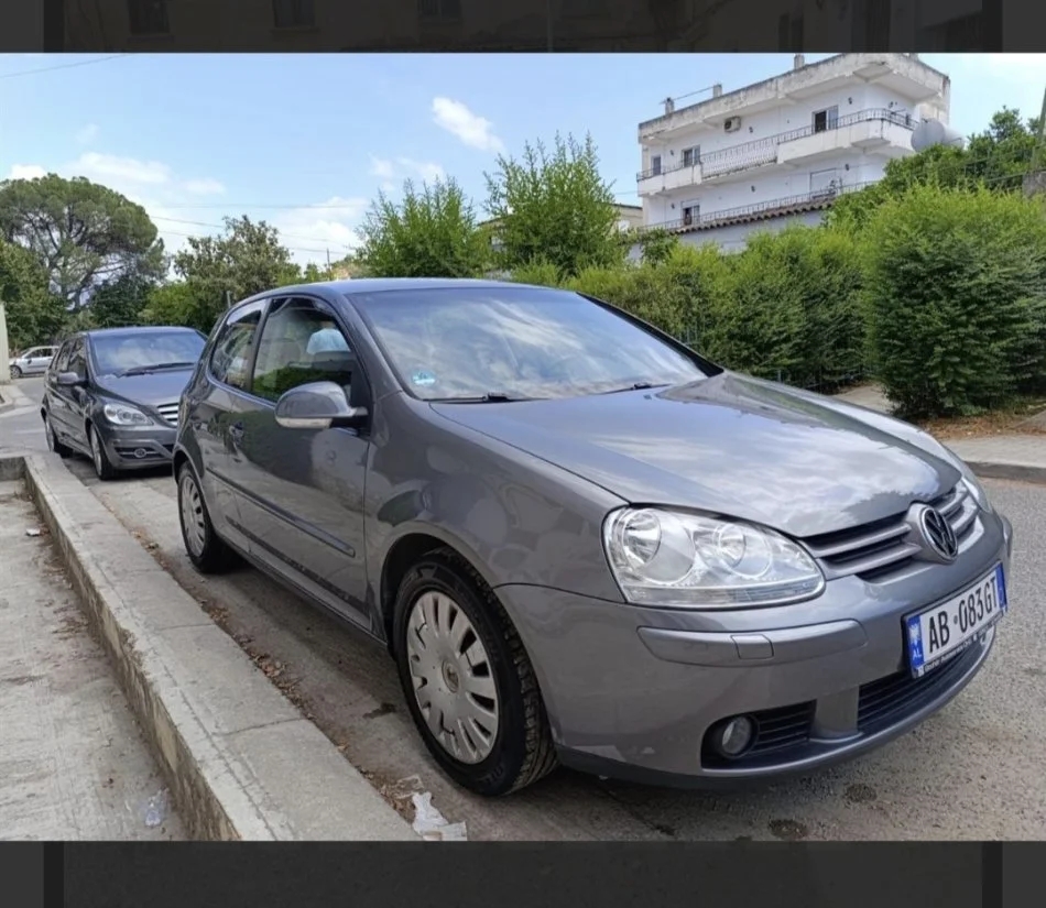 Vlore, shitet makine VW GOLF 5 Benzin+Gaz, gri metalizato manuale Klima 236.000 km 320000Lekë (të reja)