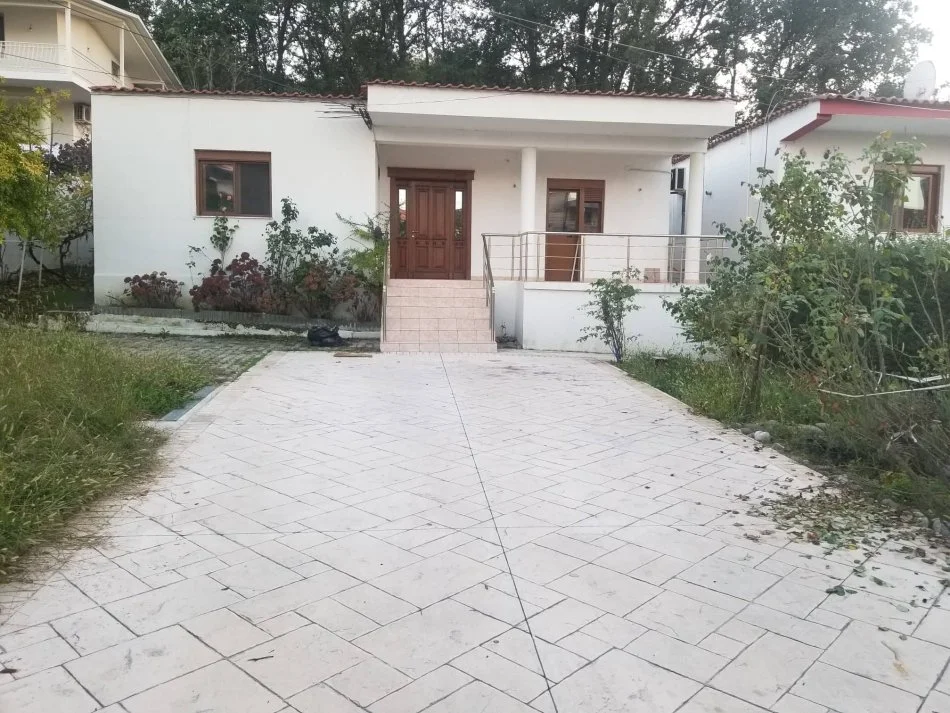 jepet me qera apartament 1+1 ne nje shtepi private , 450 € (Rruga 3 vellezerit Kondi, tek Vilat Amerikane.)