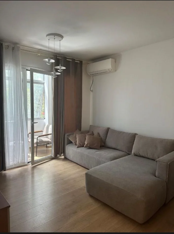 jepet me qera apartament 2+1+Ballkon Kati 1, 110 m² 900 € (Rruga e Kavajes)