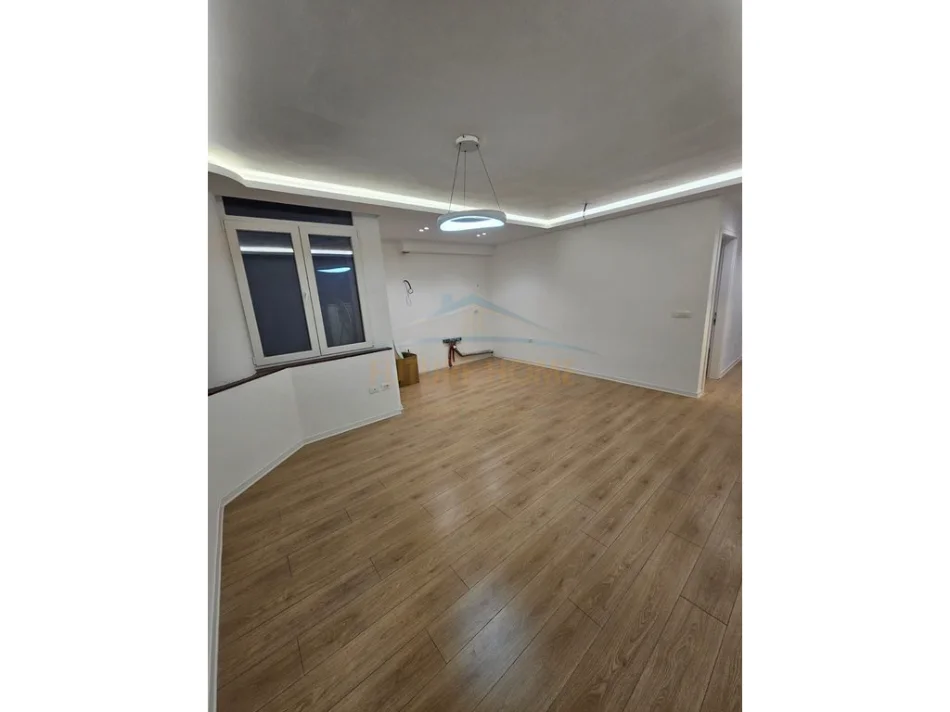 shitet apartament 2+1 , 77 m² 207.000 € (Stacioni i Trenit, Tiranë)